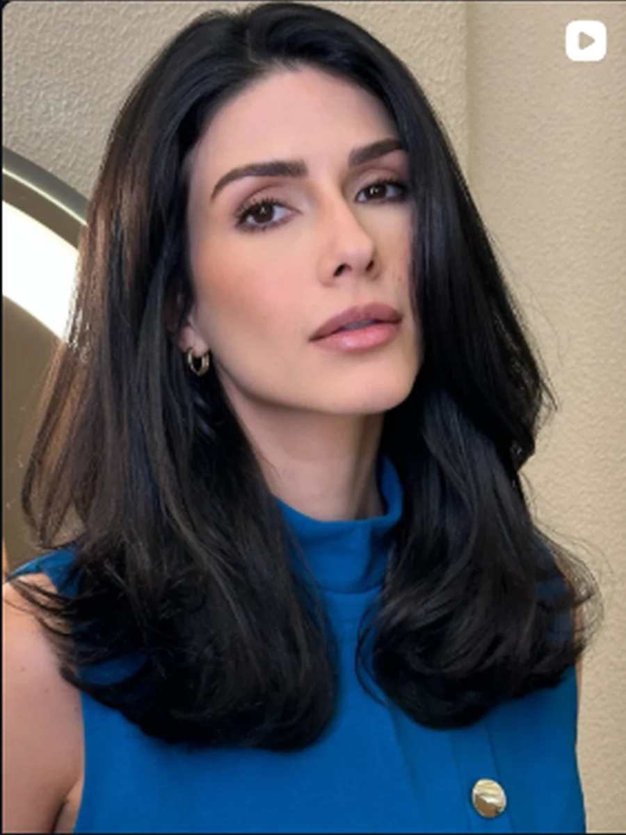 Retrato de Míriam Braga com cabelo escuro e roupa azul