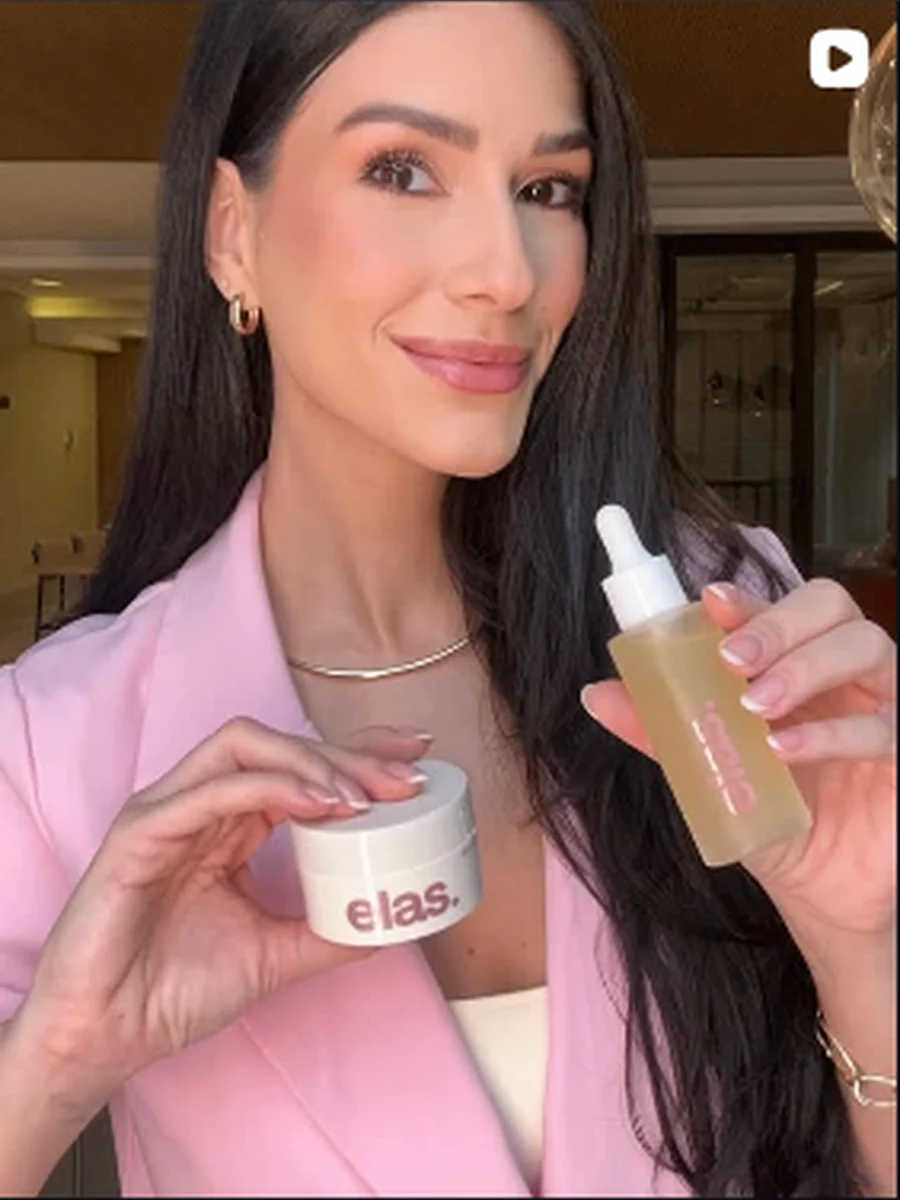 Míriam Braga apresentando produtos de beleza em conteúdo para redes sociais