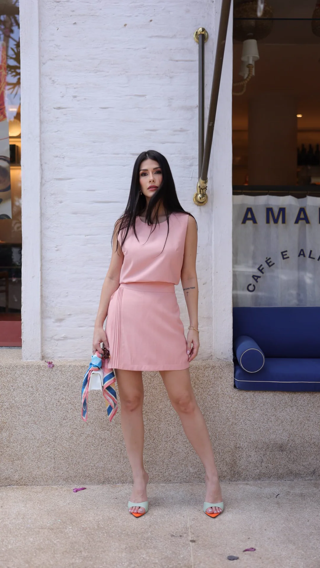 Míriam Braga em retrato de corpo inteiro com conjunto rosa